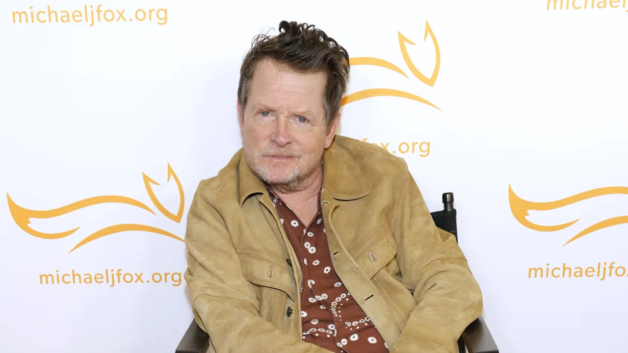 Michael J. Fox, icono de Volver al Futuro, responde con humor al error de CNN en Reactor Al Aire.