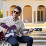 Noel Gallagher tocando su mítica Epiphone Les Paul de 1993, guitarra con la que compuso Wonderwall de Oasis.