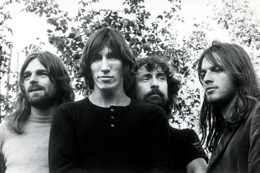 Retrato en blanco y negro de los integrantes de Pink Floyd en los años 70, antes de lanzar sus rarezas inéditas.